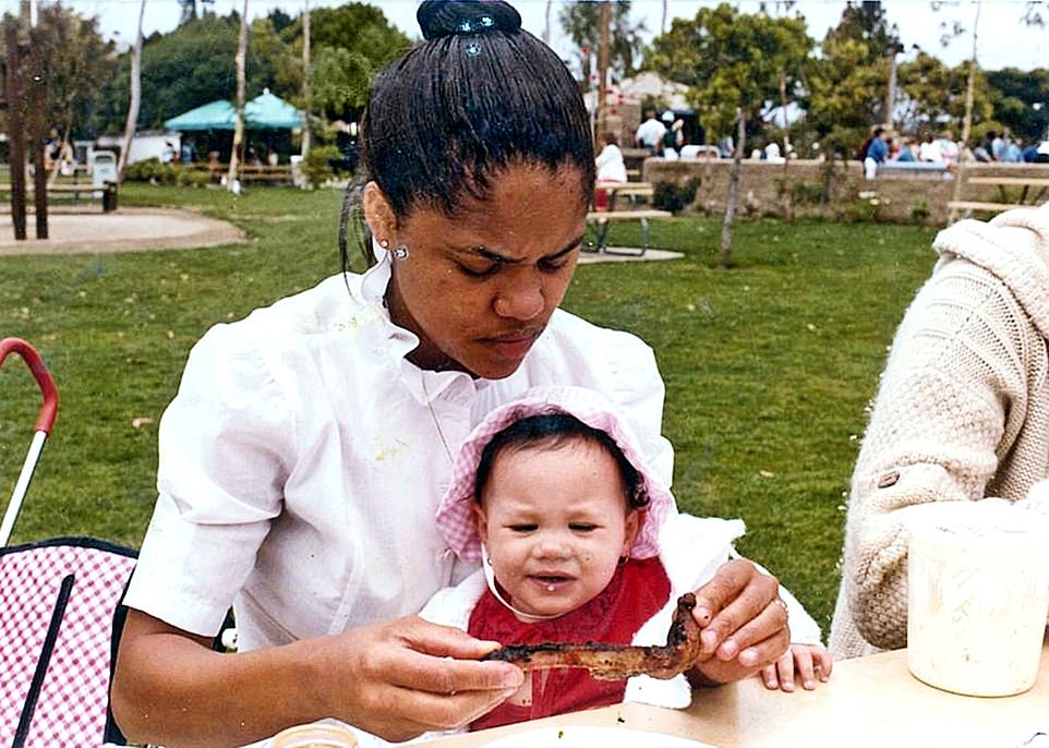 Первые фотосессии крошечной Меган Маркл с мамой и бабушкой