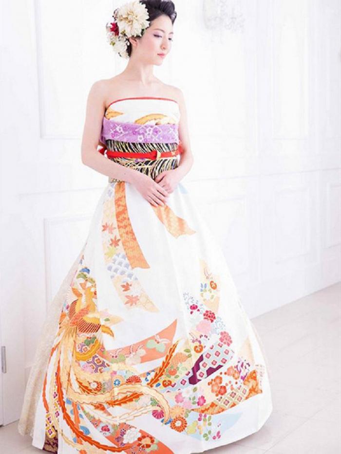 свадьба кимоно платье япония японки идея тренд превратили наряд фурисодэ цветочный принт яркое необычное уникальное находчивые девушки азаитки свадебные традиции обычаи устои