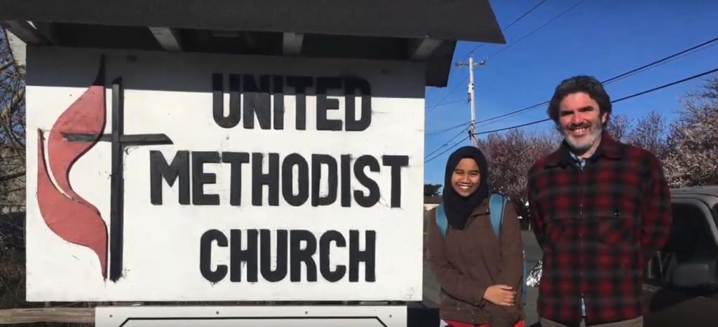 Студентка-мусульманка из Малайзии, которой негде было молиться, не разочаровалась в американцах: трогательная история о взаимопомощи и доброте