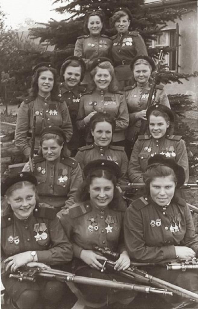 Людмила Павличенко — женщина-снайпер, служившая в Красной Армии во времена Второй мировой войны