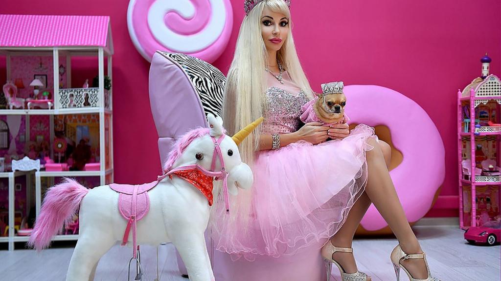 "У меня нет времени на друзей": 32-летняя россиянка настолько увлеклась куклами Барби, что осталась без друзей