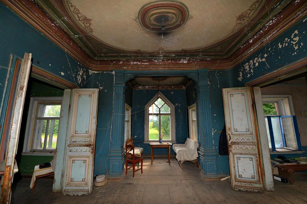 Словно из сказки: как выглядит изнутри старинный деревянный дом-терем из заброшенной русской деревеньки Погорелово