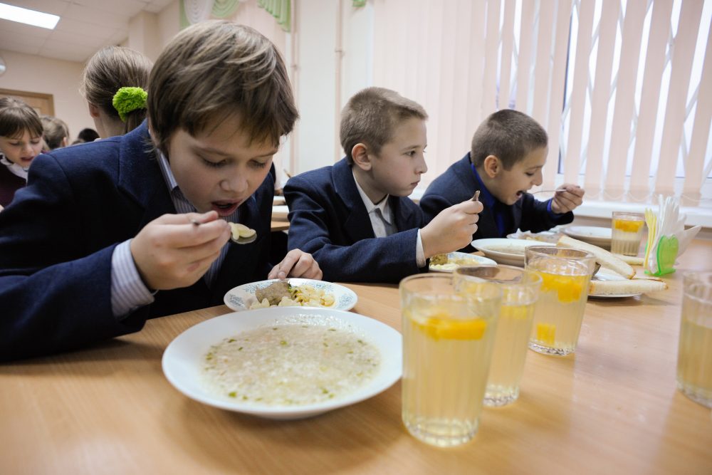 Как этим можно кормить детей? Ученики недовольны несвежими обедами, которыми их кормят в школах