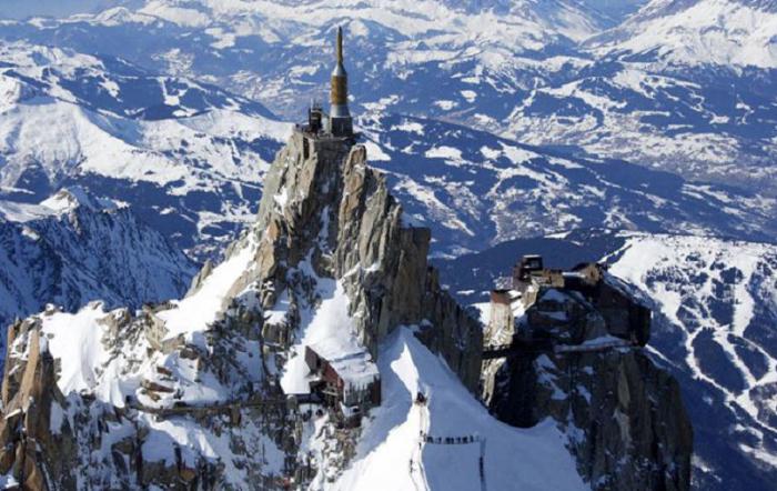 Здание на вершине Французских Альп