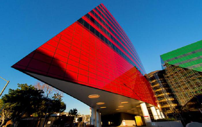 Красное здание Тихоокеанского центра дизайна в Голливуде 