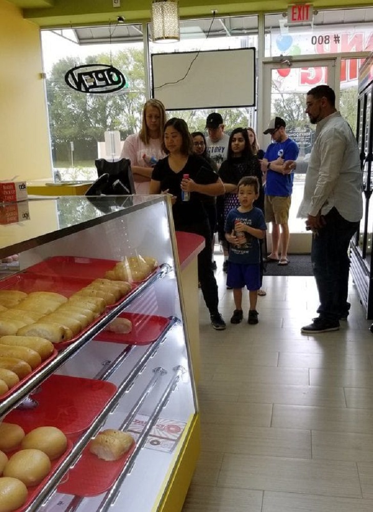 Несмотря на старания, мужчина не смог привлечь клиентов в свой магазин пончиков, но находчивость сына все изменила