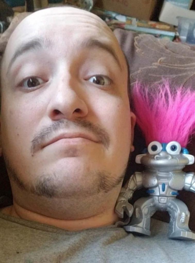 Электронная любовь: 29-летний парень влюбился в робота Тролля и планирует на нем жениться