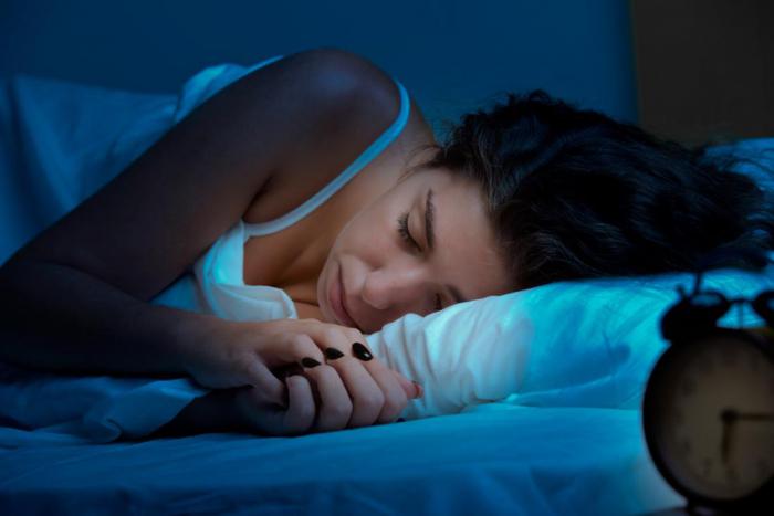 спать левый бок положение позиция сторона ночь сомнолог влияние на здоровье важно для сна бессознательно поворачиваться при болях в спине и шее при изжоге беременность сердечная недостаточность как правильно спать