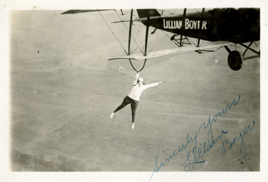 На крыле самолета: архивные фото женщин, которые в храбрости и безрассудстве могут дать фору сильному полу
