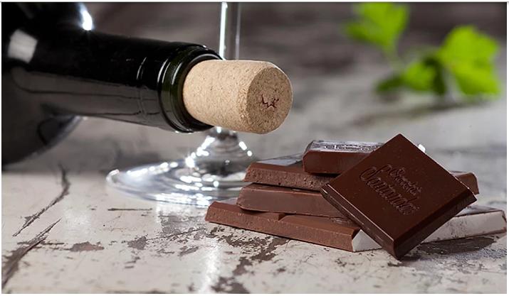 Эксперты рекомендуют есть шоколад и пить красное вино, чтобы замедлить старение