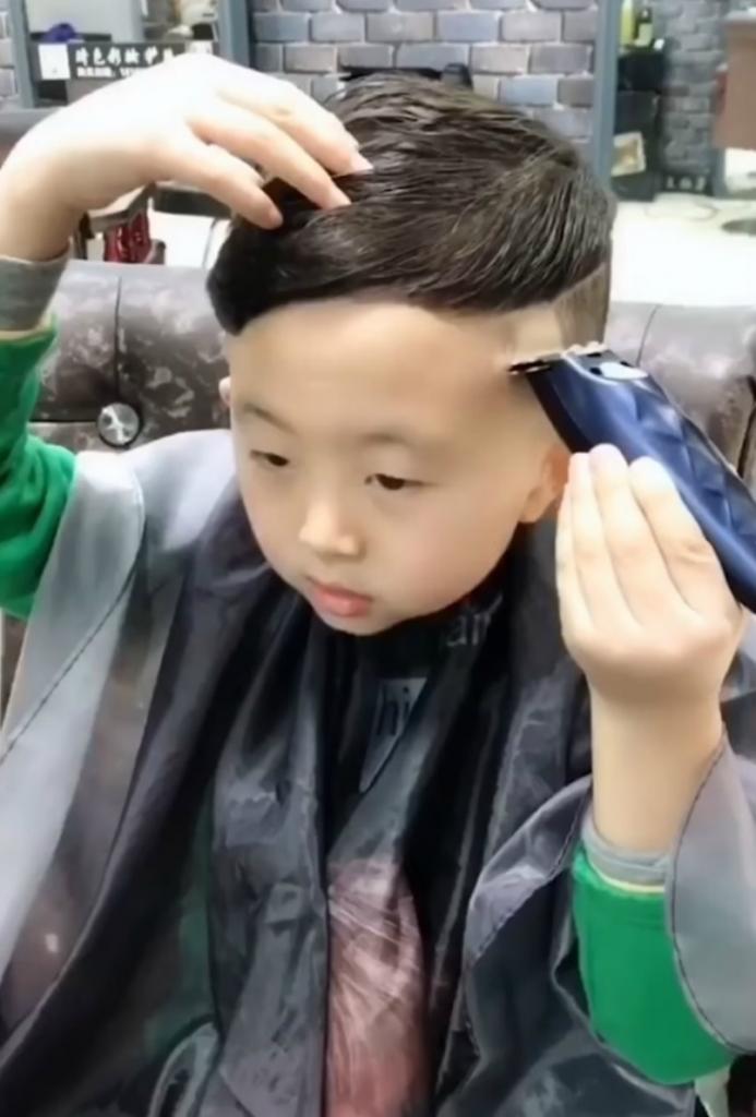 От клиентов нет отбоя: 6-летний китаец обладает всеми навыками парикмахерского искусства, обучался ремеслу он с 4 лет (видео)