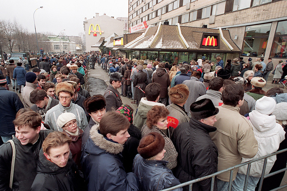 30 000 человек, гамбургер за 1,60 рубля и кола за 70 копеек: как прошло открытие первого ресторана «Макдоналдс» в СССР