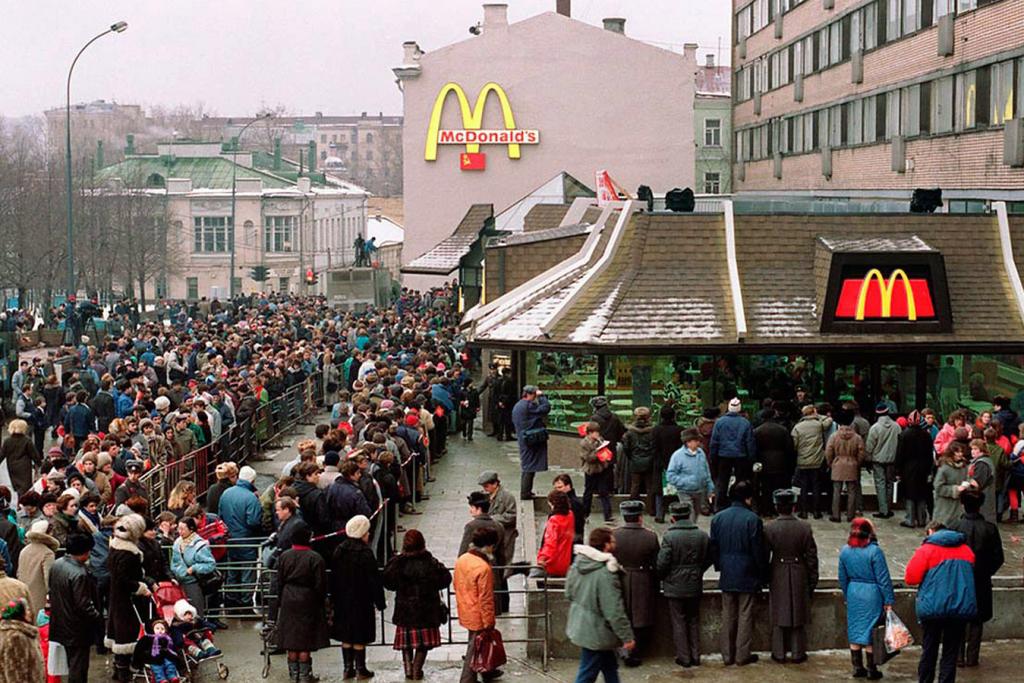 30 000 человек, гамбургер за 1,60 рубля и кола за 70 копеек: как прошло открытие первого ресторана «Макдоналдс» в СССР