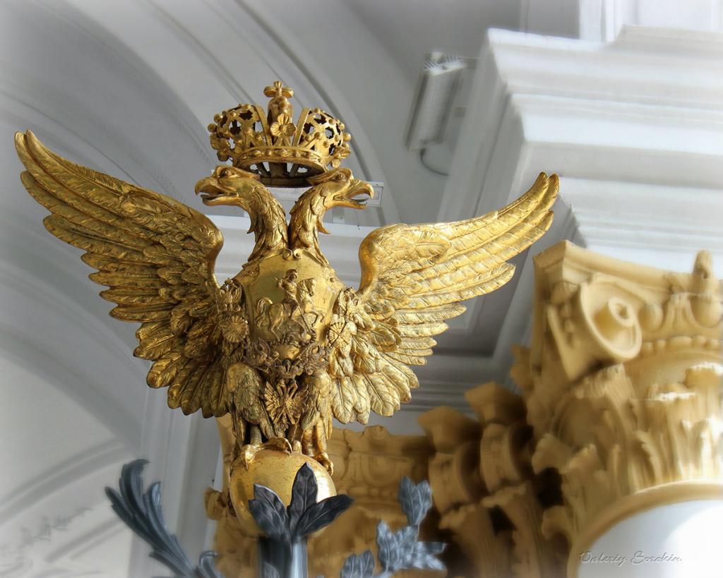 Двуглавый орел – царская птица: что на самом деле означает герб России