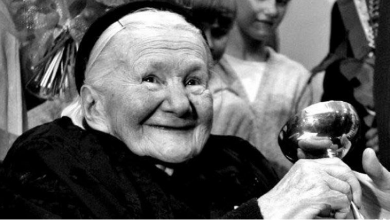 Во время нацистской оккупации, пряча детей в мусорных баках, она спасла более 2500 жизней