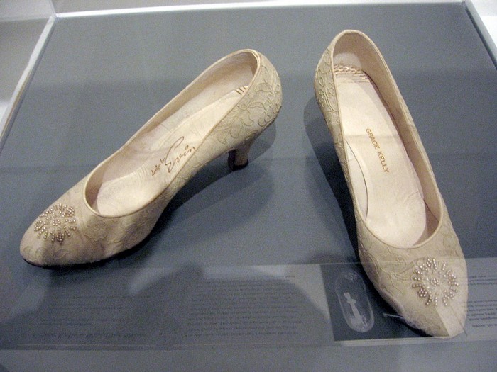 Рентгеновский снимок свадебных туфель Грейс Келли: монетка, которую спрятала суеверная княгиня Монако в обуви под стелькой