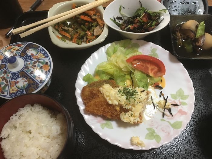 Женщина попала в японскую больницу и решила показать, как там кормят пациентов