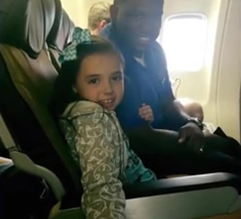 Бортпроводник помог 9-летней девочке, когда у нее началась паника во время полета