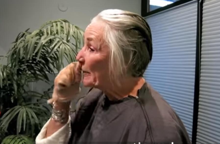 Женщина 50 лет скрывала свою естественную красоту. В 73 она впервые показалась без макияжа и парика