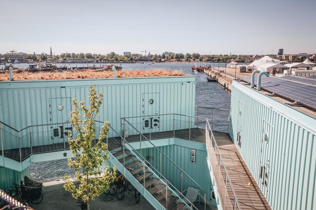 Зато недорого и в самом центре: студенты Дании живут в общежитии, построенном из контейнеров