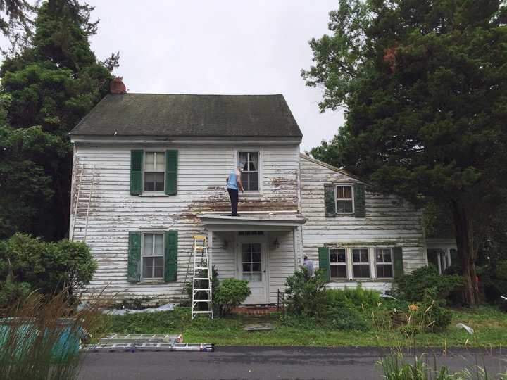Одинокую старушку, живущую в доме с обшарпанным фасадом, оштрафовали на $ 3000: через несколько дней на ее пороге появились десятки людей, решивших помочь с ремонтом