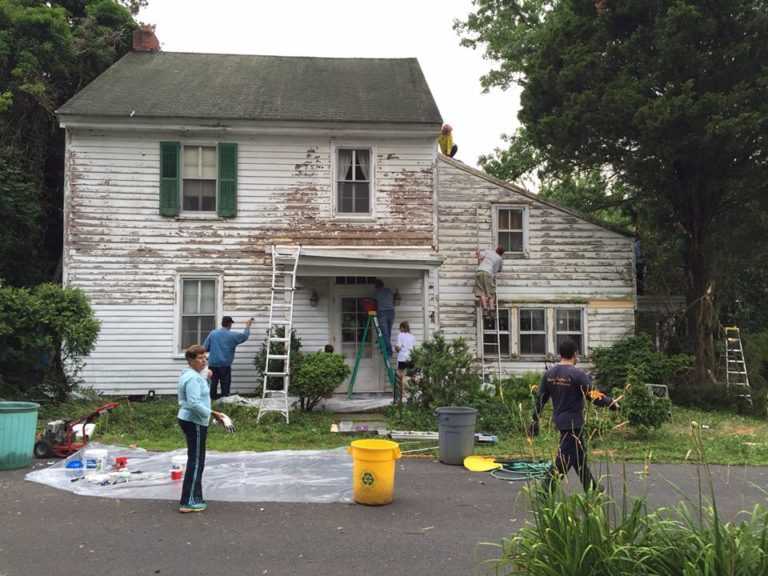 Одинокую старушку, живущую в доме с обшарпанным фасадом, оштрафовали на $ 3000: через несколько дней на ее пороге появились десятки людей, решивших помочь с ремонтом
