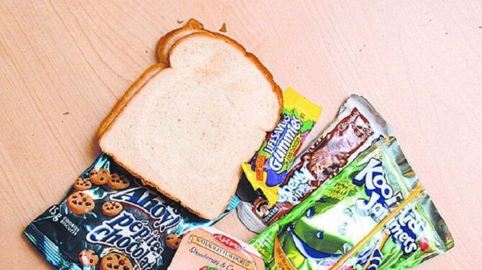 Если хочешь быть здоров - не ешь всякую гадость: учитель отобрал у школьника обед и выбросил в мусор