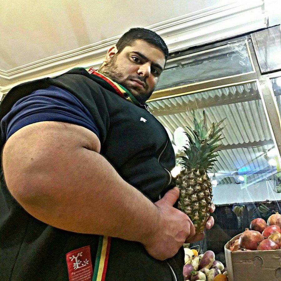 В Сети появились фото иранского «Халка». Гигант планирует участвовать в MMA