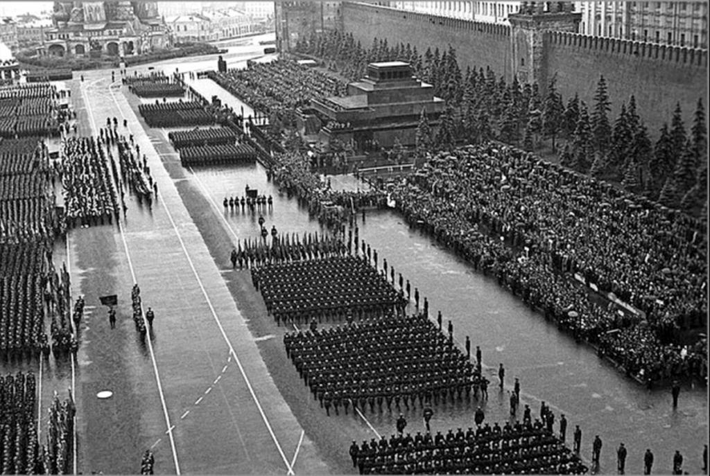 Почему Сталин не принимал парад 1945 года: малоизвестные факты о Дне Победы