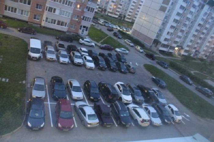 Многим жителям дома не хватало места для парковки. Они решили самостоятельно изменить ситуацию