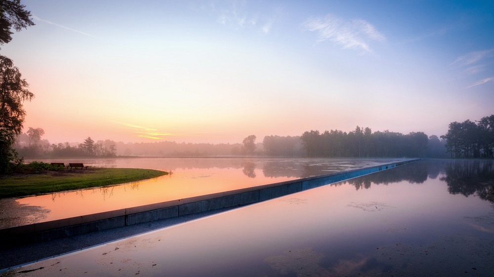 Проехаться сквозь толщу воды: необычная велосипедная дорожка рассекает воды пруда в бельгийской провинции Лимбург (фото)