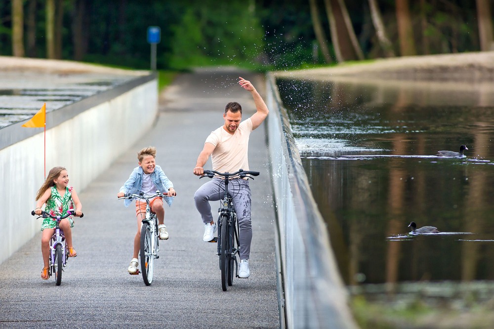 Проехаться сквозь толщу воды: необычная велосипедная дорожка рассекает воды пруда в бельгийской провинции Лимбург (фото)