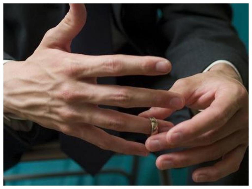 Почему носить обручальное кольцо следует не снимая: 6 причин