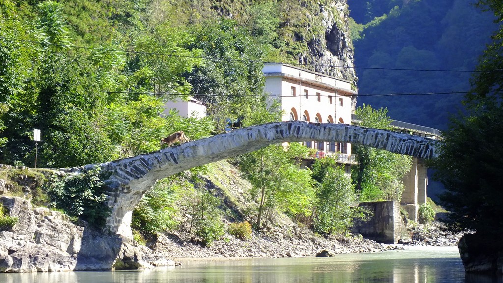 Алфавитная башня, Астрономические часы, водопад Махунцети: какие достопримечательности стоит посетить в грузинском городе Батуми
