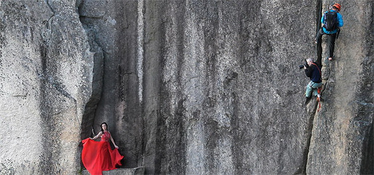 Фотосессия на грани безумия: фотограф снимает молодоженов на краю пропасти (фото)