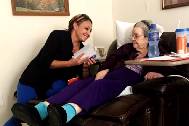Отчаявшаяся 90-летняя старушка написала письмо соседке. Благодаря трогательной записке женщины сдружились