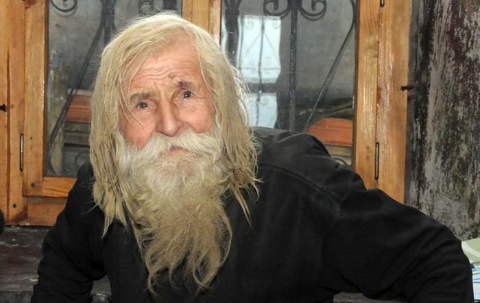 103-летний старец годами просил милостыню, но ни одной монеты не потратил на себя