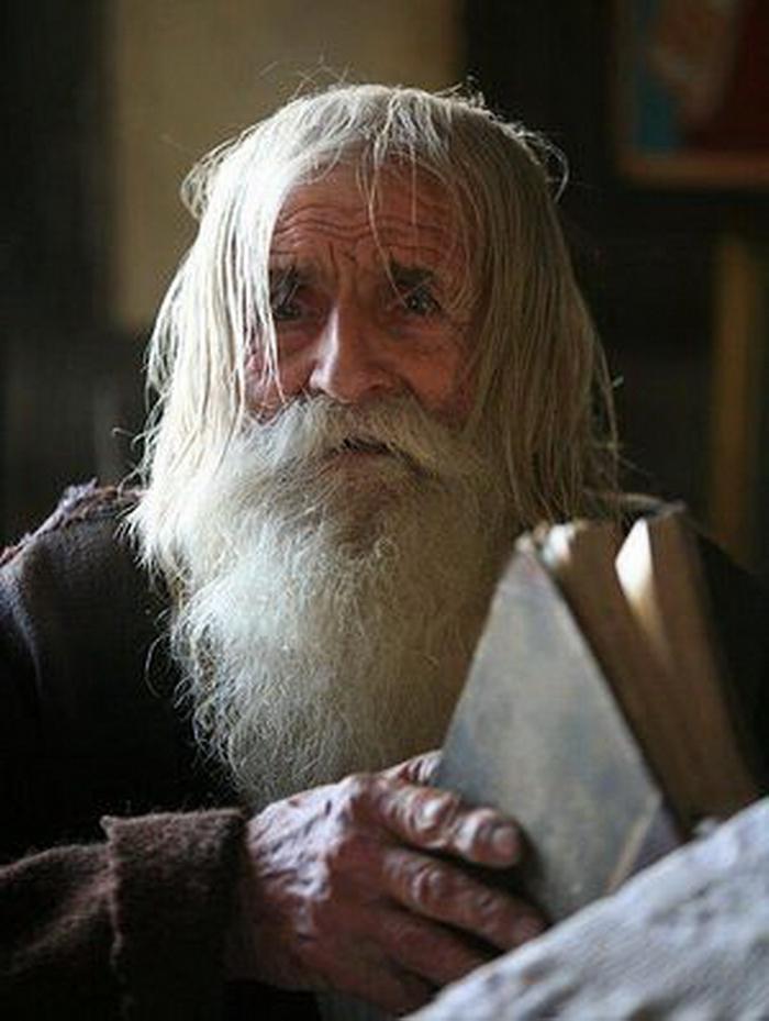 103-летний старец годами просил милостыню, но ни одной монеты не потратил на себя