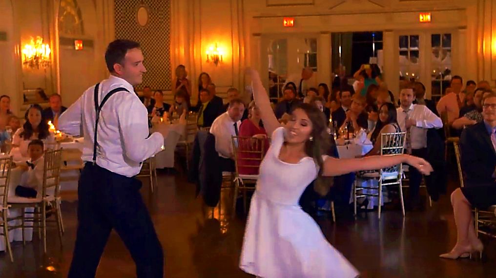 Гости на свадьбе были в восторге от красивого танца молодоженов (видео)