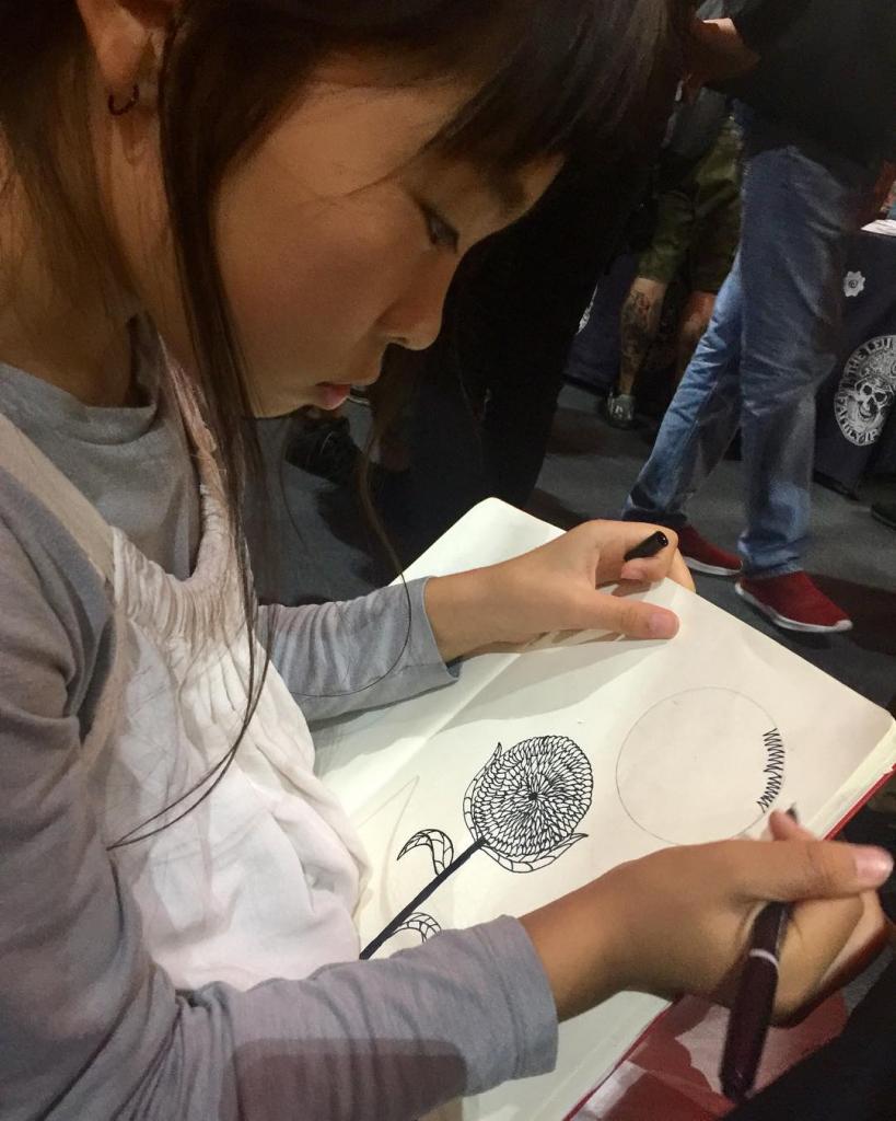 10-летняя японка набивает стильные татуировки, и к ней уже выстраиваются очереди из клиентов