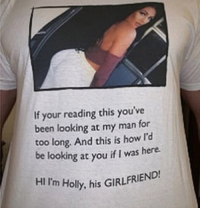 Ревнивая подруга нашла способ "защитить" своего парня от других девушек: ей помогла обычная футболка