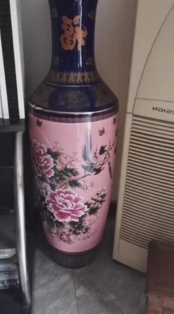 Дочь разбила любимую вазу отца, и ему пришлось объяснить, откуда в ней столько денег