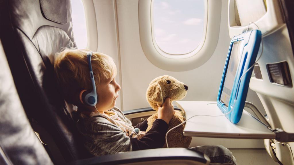 Спокойный перелет с детьми реален: эффективные советы, помогающие путешествовать без нервов