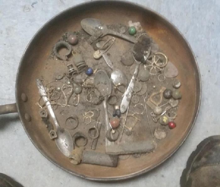 Чистильщик канализации показал свою коллекцию сокровищ, найденных в отходах