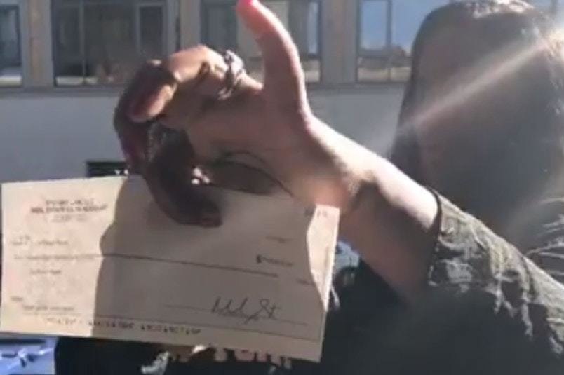 Бездомный человек случайно находит бумажку на тротуаре и резко меняет свою жизнь