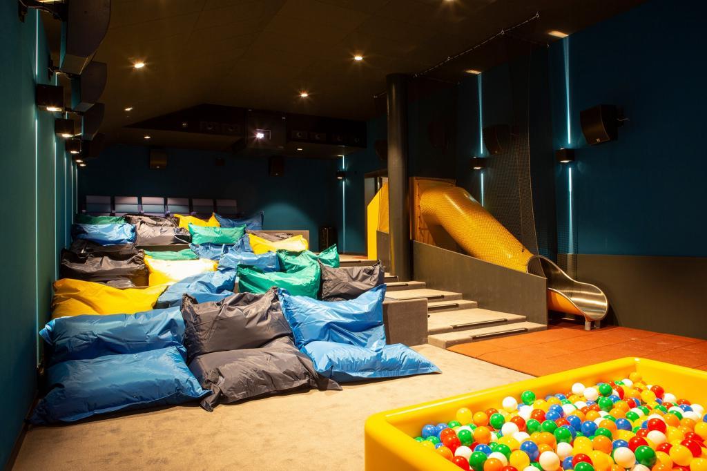 Совсем как дома: в Швейцарии появился vip-кинотеатр с двуспальными кроватями вместо кресел