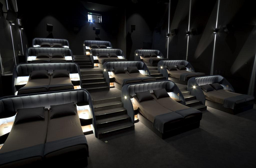 Совсем как дома: в Швейцарии появился vip-кинотеатр с двуспальными кроватями вместо кресел