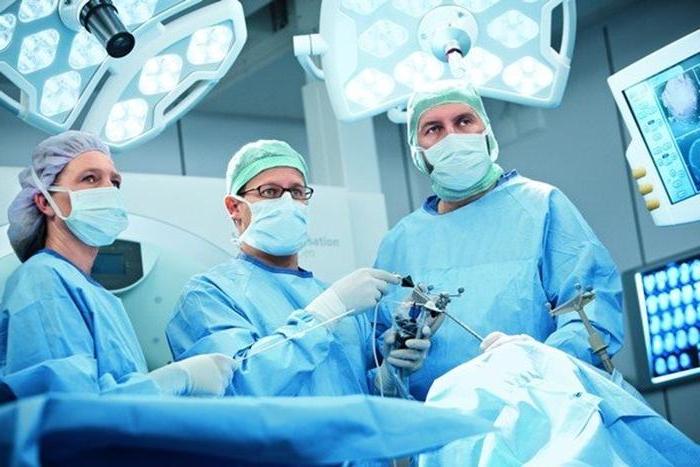 Все дело в противоположности: почему врачи носят синюю или зеленую одежду в операционной