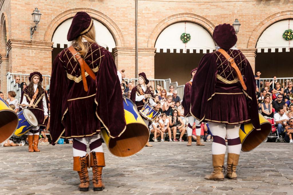 Погрузиться в Средневековье: ежегодный фестиваль Палио-дель-Дайно в Италии, который стоит посетить всем любителям истории этим летом