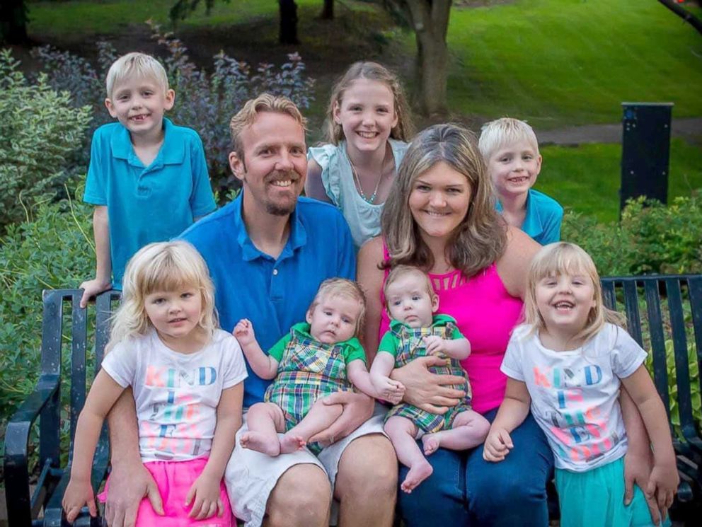 Супруги, годами пытавшиеся зачать ребенка, выиграли лотерею Ассоциации проблем бесплодия, и теперь у них семеро детей